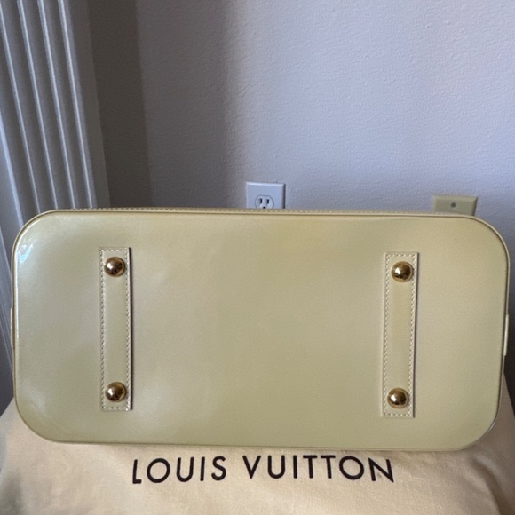 Louis Vuitton Alma - Picture 10 of 17